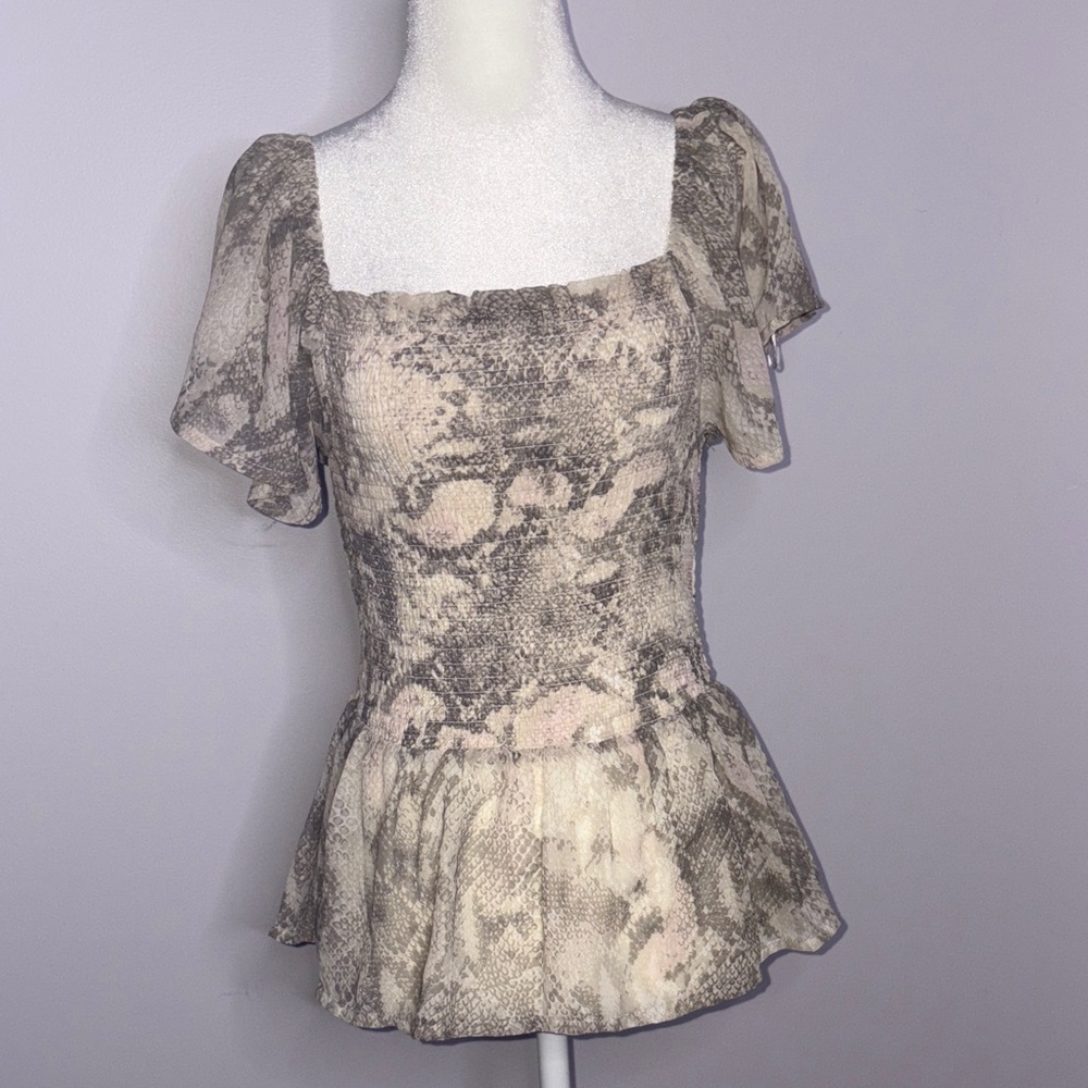 Japna Women's Short Fluttered Fitted Bodice Shirt - Gray/ M